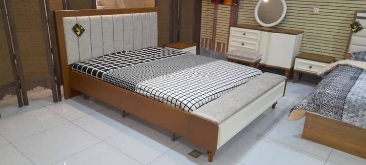 تخت خواب دونفره پاف دار مدل لوتوس جنس mdf روکش جوب راش و چوب روسی اصل گردویی کرم