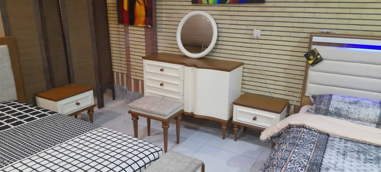 میز آرایش کنسولی مدل لوتوس جنس mdf روکش چوب راش و جوب روسی اصل گردویی کرم