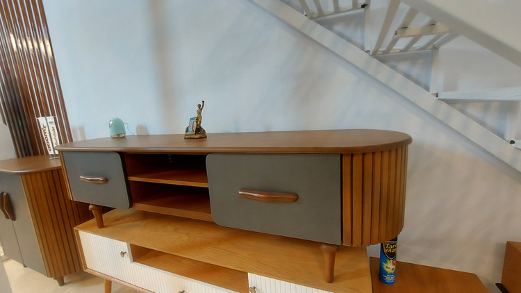 میز TV عرض مدل سزار جنس mdf روکش چوب و چوب روسی اصل گردویی نوک مدادی